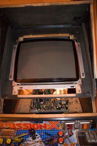 L'écran VGA en place dans la borne